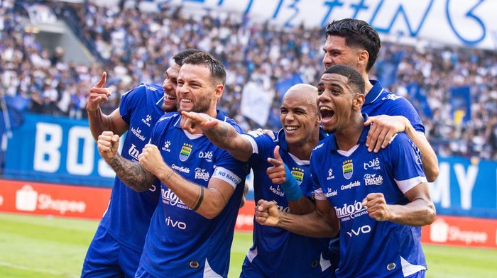 Maung Bandung Taklukkan Semen Padang 2-0 di GBLA Pesepak bola Persib Bandung Uilliam Barros (tengah) berebut bola dengan dua pesepak bola Semen Padang Alhassan Wakaso (kedua kanan) dan Angelo Rafael (kedua kiri) saat pertandingan BRI Super League 2025 di Stadion Gelora Bandung Lautan Api (GBLA), Bandung, Jawa Barat, Sabtu (9/8/2025). Persib Bandung menang atas Semen Padang dengan skor 2-0. ANTARA FOTO/Novrian Arbi