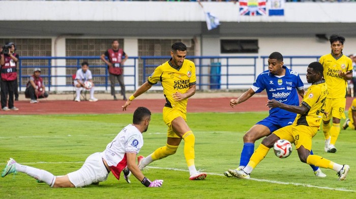 Pesepak bola Persib Bandung Uilliam Barros (tengah) berebut bola dengan dua pesepak bola Semen Padang Alhassan Wakaso (kedua kanan) dan Angelo Rafael (kedua kiri) saat pertandingan BRI Super League 2025 di Stadion Gelora Bandung Lautan Api (GBLA), Bandung, Jawa Barat, Sabtu (9/8/2025). Persib Bandung menang atas Semen Padang dengan skor 2-0. ANTARA FOTO/Novrian Arbi
