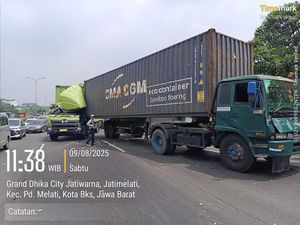 Tabrakan Truk Trailer Vs Mobil Boks di Tol JORR, 1 Orang Terluka Tabrakan Truk Trailer Vs Mobil Boks di Tol JORR, 1 Orang Terluka