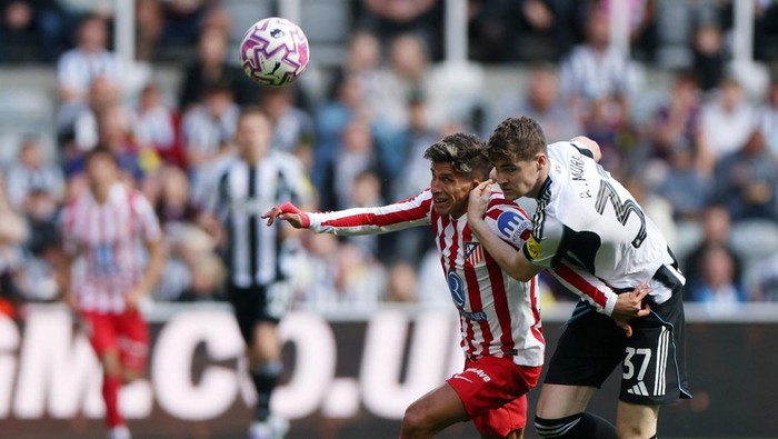 Soccer Football - Friendly - Newcastle United v Atletico Madrid - St James Park, Newcastle, Britain - August 9, 2025 Atletico Madrids Giuliano Simeone in action with Newcastle Uniteds Alex Murphy Action Images via Reuters/Lee Smith