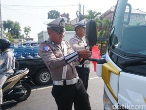 Ratusan Bendera Merah Putih Dibagikan Polisi ke Pengendara di Jombang