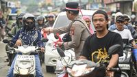 Polisi di Samarinda Bagikan 100 Bendera Merah Putih untuk Warga
