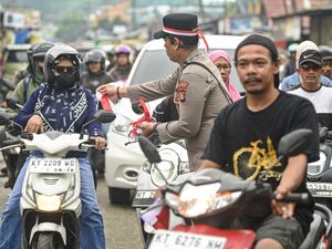 Polisi di Samarinda Bagikan 100 Bendera Merah Putih untuk Warga