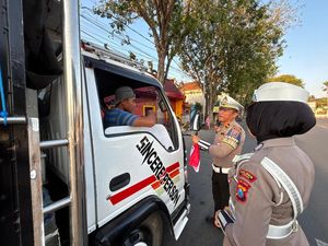 Jelang HUT ke-80 RI, Polres Tuban Bagikan Bendera Merah Putih ke Warga