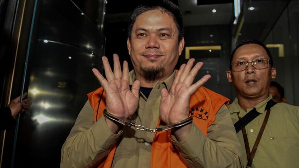 Tangan Diborgol, Bupati Kolaka Timur Abdul Azis Kenakan Baju Oranye KPK