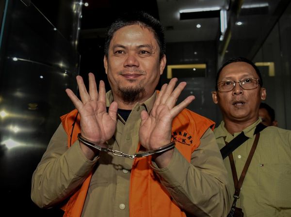 Tangan Diborgol, Bupati Kolaka Timur Abdul Azis Kenakan Baju Oranye KPK