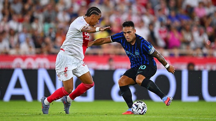 MONACO, MONACO - AUGUST 08: Thilo Kehrer of AS Monaco competes for the ball with Lautaro Martinez of FC Internazionale during Pre-Season Friendly match between AS Monaco and FC Internazionale at Stade Louis II on August 08, 2025 in Monaco, Monaco. (Photo by Mattia Pistoia - Inter/Inter via Getty Images)