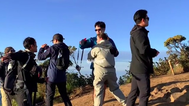 Berita Viral Selebriti dari InsertLive : Amanda Manopo dan Kenny Austin Pamer Kemesraan di Puncak Merbabu