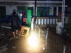Sampah Sebabkan Banjir di Sukabumi, 21 KK Terdampak-3 Balita Terjebak
