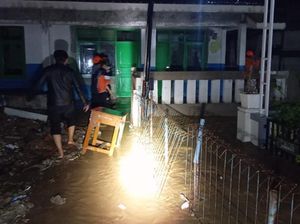 Sampah Sebabkan Banjir di Sukabumi, 21 KK Terdampak-3 Balita Terjebak Sampah Sebabkan Banjir di Sukabumi, 21 KK Terdampak-3 Balita Terjebak