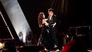 Kejutan! Boy William Nyanyi di Konser Ayu Ting Ting