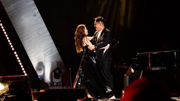 Kejutan! Boy William Nyanyi di Konser Ayu Ting Ting