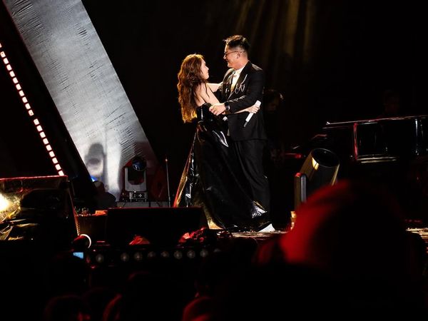 Kejutan! Boy William Nyanyi di Konser Ayu Ting Ting