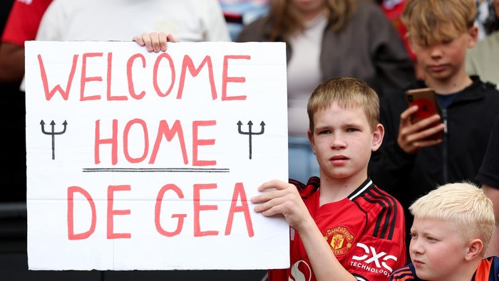 David De Gea MANCHESTER, ENGLAND - AUGUST 09: A young fan of Manchester United holds up a sign reading 'Welcome Home De Gea' during the pre-season friendly match between Manchester United and ACF Fiorentina at Old Trafford on August 09, 2025 in Manchester, England. (Photo by Matt McNulty/Getty Images)