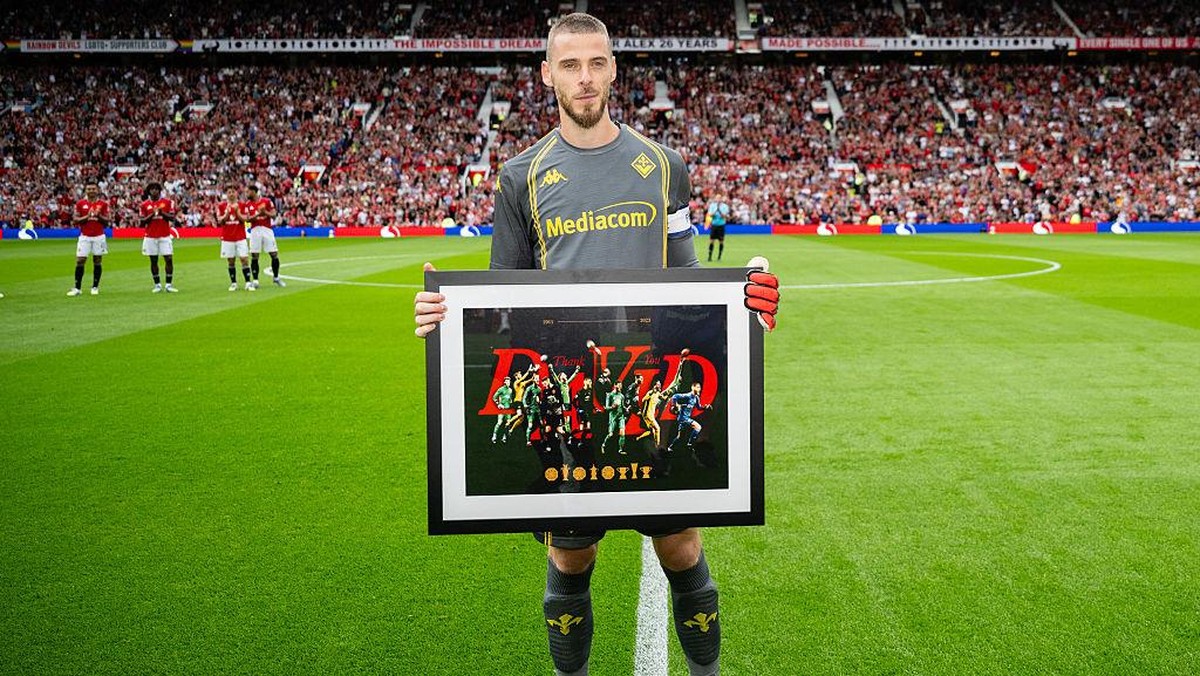 David De Gea saat kembali ke Old Trafford dengan kostum Fiorentina beberapa hari lalu. (Foto: Manchester United via Getty Imag/Ash Donelon)