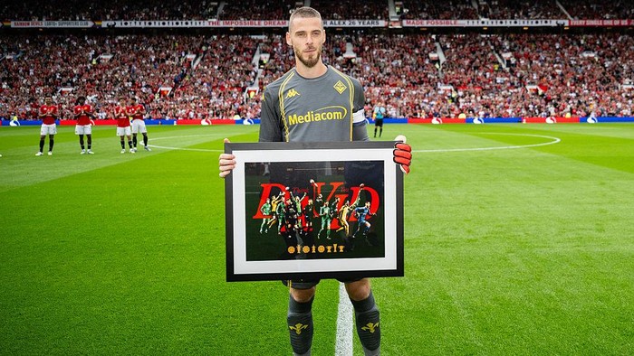 David De Gea MANCHESTER, ENGLAND - AUGUST 9: David De Gea of Fiorentina poses with a framed picture prior to the pre-season friendly match between Manchester United and ACF Fiorentina at Old Trafford on August 9, 2025 in Manchester, England. (Photo by Ash Donelon/Manchester United via Getty Images)