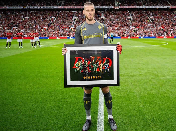 MANCHESTER, ENGLAND - AUGUST 9:    David De Gea of Fiorentina poses with a framed picture prior to the pre-season friendly match between Manchester United and ACF Fiorentina at Old Trafford on August 9, 2025 in Manchester, England. (Photo by Ash Donelon/Manchester United via Getty Images)