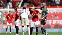 De Gea tampak sedang bercanda dengan kapten Man United, Bruno Fernandes. Duel berakhir 1-1 di waktu normal dan MU menang 5-4 dalam adu penalti. (Foto: Getty Images/Matt McNulty)
