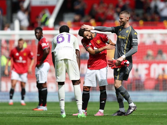 MANCHESTER, ENGLAND - AUGUST 09: David de Gea of Fiorentina interacts with his former teammate Bruno Fernandes of Manchester United as he leaves the pitch during the pre-season friendly match between Manchester United and ACF Fiorentina at Old Trafford on August 09, 2025 in Manchester, England. (Photo by Matt McNulty/Getty Images)
