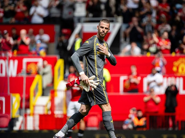 MANCHESTER, ENGLAND - AUGUST 9:  David De Gea of Fiorentina reacts during the pre-season friendly match between Manchester United and ACF Fiorentina at Old Trafford on August 9, 2025 in Manchester, England. (Photo by Ash Donelon/Manchester United via Getty Images)