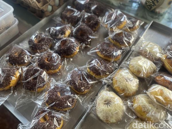 Ci Mehong Jualan Donat Rp 15 Ribu per Buah, Seperti Apa Rasanya?