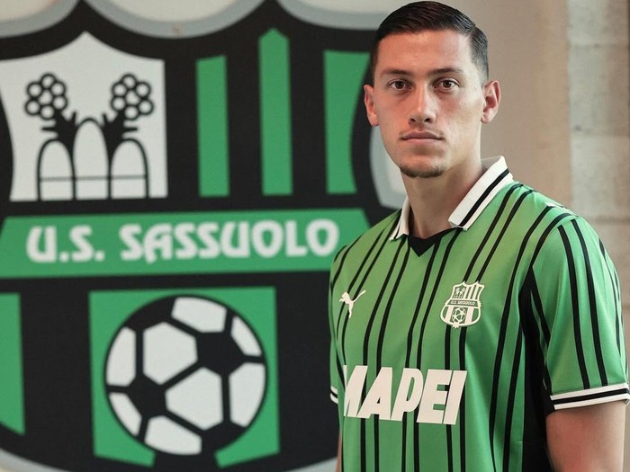 Bek timnas Indonesia Jay Idzes resmi gabung Sassuolo. Klub yang dilatih Fabio Grosso itu mengumumkan transfer Idzes dari Venezia pada Sabtu (9/8/2025) malam WIB.