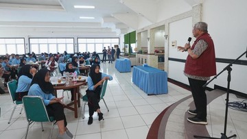 Menkeu-Mensos Santap Siang Bersama Siswa, Kehangatan Terpancar!