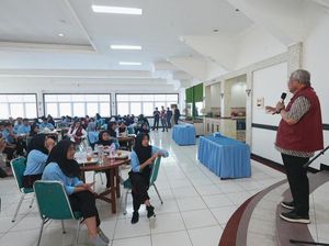 Momen Hangat Menkeu-Mensos Makan Siang Bareng dengan Siswa Sekolah Rakyat