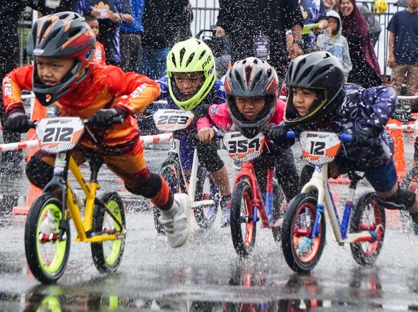 Keseruan Anak-anak Ikut Lomba Sepeda Dorong di Balikpapan