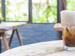 Kopi Susu Campur Santan Lagi Tren, Amankah untuk Kesehatan?