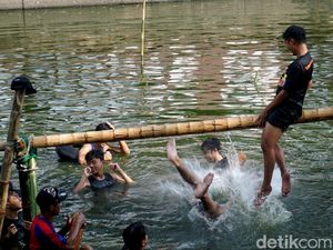 Meriah! Lomba Kepruk Guling Warnai HUT RI di Sungai Surabaya Meriah! Lomba Kepruk Guling Warnai HUT RI di Sungai Surabaya