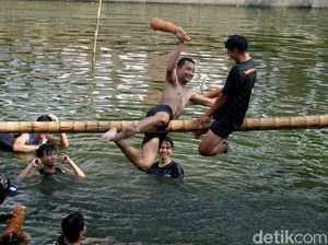 Adu Ketangkasan Lomba Kepruk Guling di Surabaya Adu Ketangkasan Lomba Kepruk Guling di Surabaya