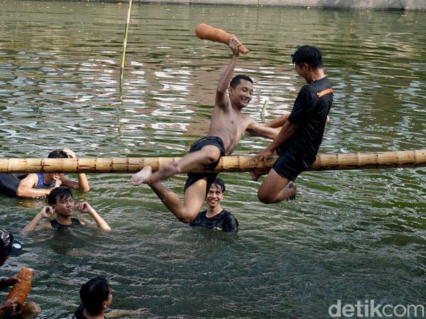 Adu Ketangkasan Lomba Kepruk Guling di Surabaya