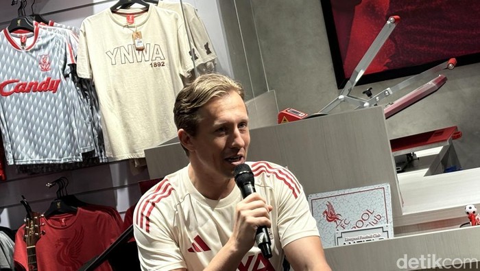 Lucas Leiva ada di Liverpool Store Indonesia, Sabtu (9/8/2025)
