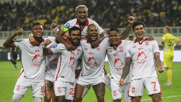 Malut United vs Dewa United Pesepak bola Malut United David Da Silva (tengah) bersama rekan setimnya berselebrasi usai mencetak gol ke gawang Dewa United pada pertandingan BRI Super League 2025/2026 di Banten International Stadium, Kabupaten Serang, Banten, Sabtu (9/8/2025). Malut United menang atas tim tuan rumah Dewa United dengan skor akhir 3-1. ANTARA FOTO/Angga Budhiyanto/rwa.