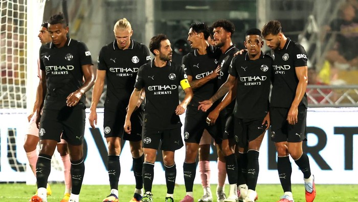 Manchester City PALERMO, ITALY - AUGUST 09: Tijjani Reijnders of Manchester City FC celebrates after scoring his team's second goal during Pre-Season Friendly match between Palermo FC and Machester City FC at Stadio Renzo Barbera on August 09, 2025 in Palermo, Italy. (Photo by Maurizio Lagana/Getty Images)