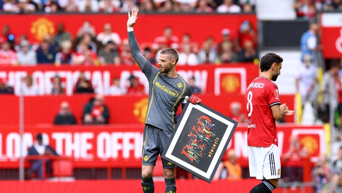 Soccer Football - Friendly - Manchester United v Fiorentina - Old Trafford, Manchester, Britain - August 9, 2025 Fiorentinas David de Gea waves to fans before the match Action Images via Reuters/Andrew Boyers