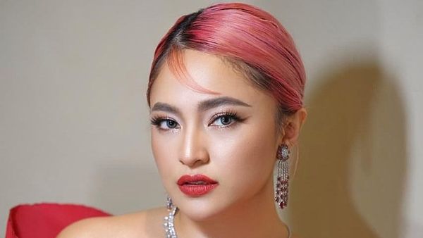 7 Gaya Merah Menyala Marshanda di Premiere Film La Tahzan