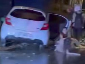 Penampakan Wanita Mabuk Terkapar di Jalanan Kendari Usai Kecelakaan Mobil Penampakan Wanita Mabuk Terkapar di Jalanan Kendari Usai Kecelakaan Mobil