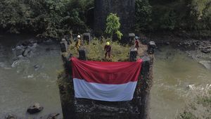 Pecinta Alam Tasikmalaya Kibarkan Merah Putih di Jembatan Bersejarah