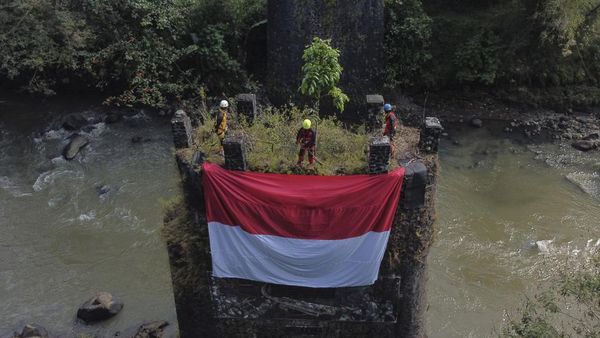 Pecinta Alam Tasikmalaya Kibarkan Merah Putih di Jembatan Bersejarah