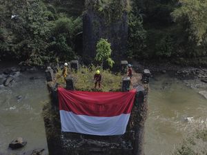 Pecinta Alam Tasikmalaya Kibarkan Merah Putih di Jembatan Bersejarah