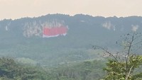 Bendera Merah Putih Raksasa Pecahkan Rekor MURI di Tebing Jeger Bogor