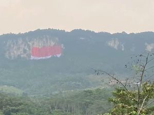 Bendera Merah Putih Raksasa Pecahkan Rekor MURI di Tebing Jeger Bogor