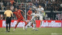 Tapi beberapa kali peluang Persija selalu gagal membuahkan gol, karena buruknya penyelesaian akhir. Pertahanan Persita boleh dibilang bermain solid.