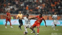 Persija akhirnya baru bisa memecah kebuntuan pada menit ke-30. Dari situasi korner pendek, Persija mampu membelah sisi kiri pertahanan Persita.