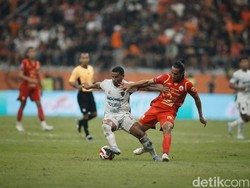 Persija akhirnya baru bisa memecah kebuntuan pada menit ke-30. Dari situasi korner pendek, Persija mampu membelah sisi kiri pertahanan Persita.