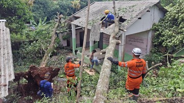 BPBD Bogor Catat 20 Bencana Imbas Hujan Deras Semalam: Longsor-Kebakaran