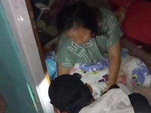 Warga Bogor Digigit Ular Saat Banjir Menerjang, Polisi Bantu Evakuasi