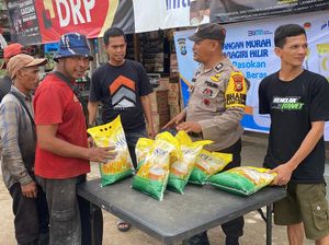Polres Inhil Salurkan 1 Ton Beras SPHP di 2 Kecamatan Stabilkan Harga Pangan Polres Inhil Salurkan 1 Ton Beras SPHP di 2 Kecamatan Stabilkan Harga Pangan